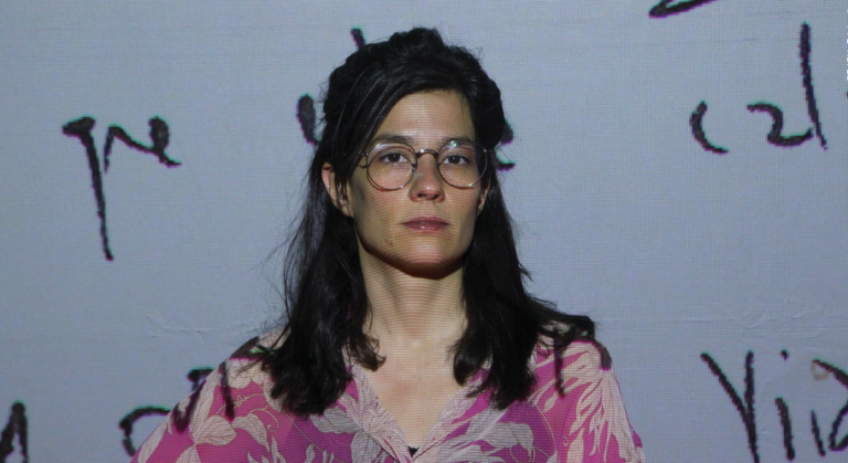 Keli Freitas: “Volta à Terra” e a Exploração do Afeto na Imigração