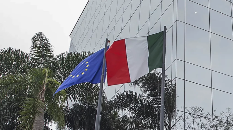 Brasileiros enfrentam longas filas na Embaixada Italiana: Passaportes atrasam processos de cidadania