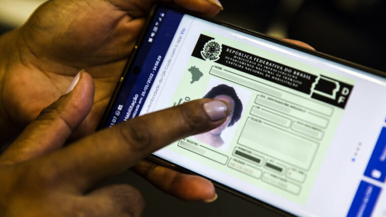 União Europeia atualiza regras de habilitação: carta digital e condução aos 17 anos podem beneficiar brasileiros em Portugal