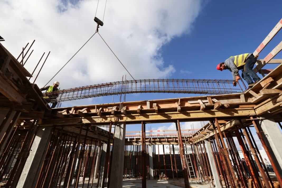 AIMA vai formar imigrantes para a construção civil? Novo programa busca responder à falta de mão de obra em Portugal