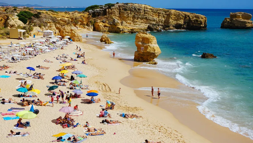 Verão aumenta procura por trabalhadores em Portugal? Escassez de mão de obra desafia empresas