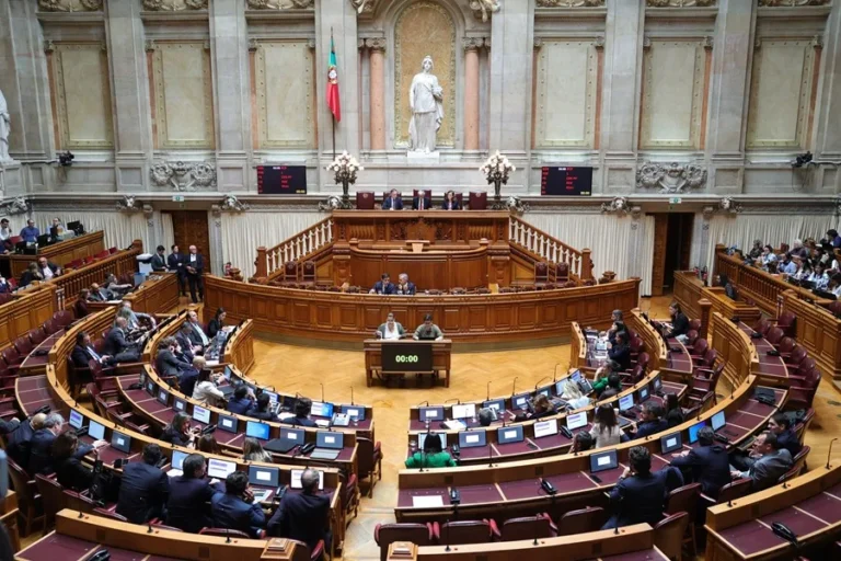 Reforma das leis do trabalho é rejeitada em Portugal após aliança inesperada entre direita e esquerda