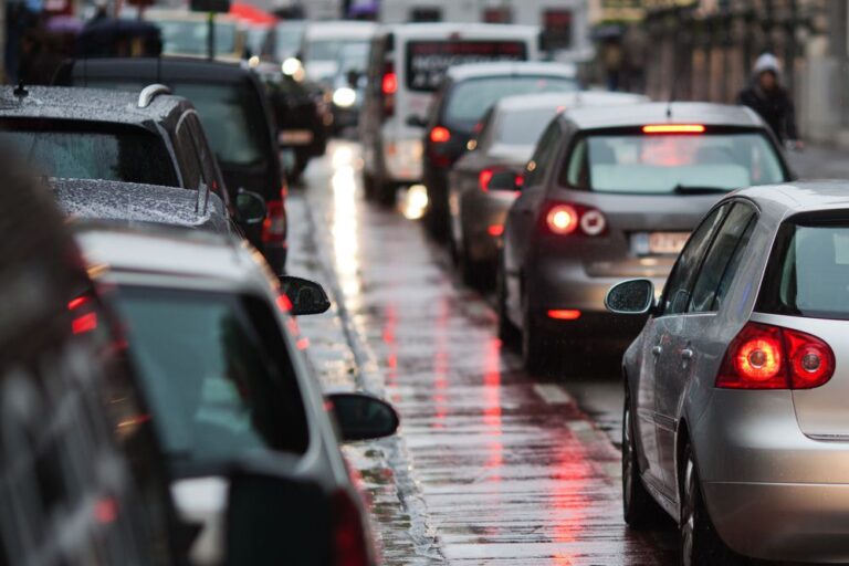 Brasileiros aumentam presença como motoristas de aplicativo em Portugal, mas setor enfrenta pressão