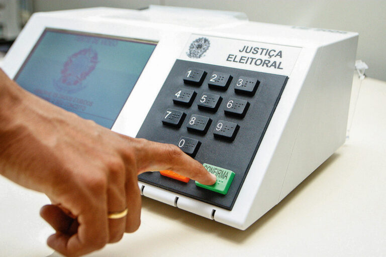 Imigrantes têm pouco peso nas urnas e isso influencia o debate político no Brasil e em Portugal